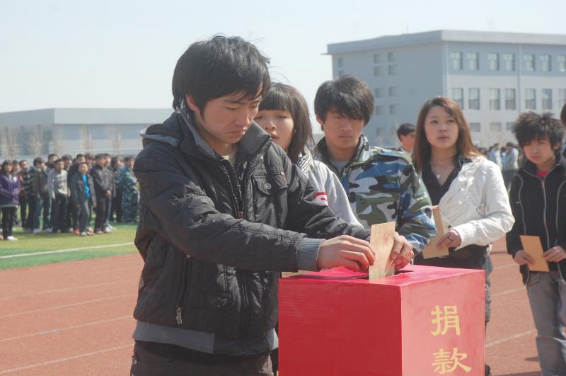 学生为西南旱灾群众捐款.jpg 学生为西南旱灾群众捐款.jpg